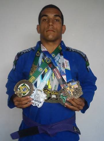 Pedro mostra várias medalhas com orgulho. Foto: Divulgação