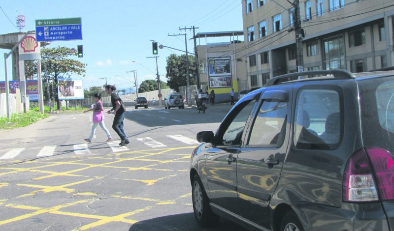 Perigo. Mesmo com faixa de pedestres, motoristas não respeitam sinalização. Foto: Fábio Barcelos