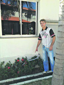 O síndico Ivan mostra o aproveitamento da água que sai do ar condicionado. Foto: Renato Ribeiro