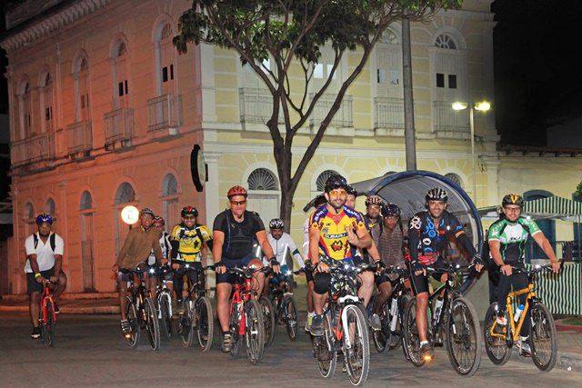 Reunião. Os ciclistas se encontram todas as terças às 19h na Serra-sede e partem para Jacaraípe ou Jardim Camburi. Foto: Edson Reis