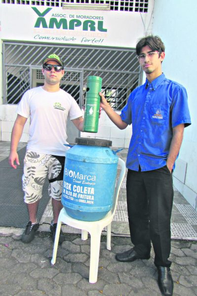 Moradores mostram a bombona usada para armazenar o óleo. Foto: Fábio Barcelos
