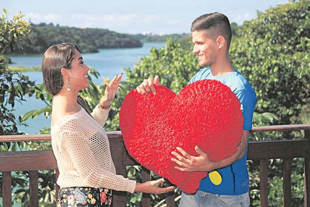 O casal Sabrina e Vinicius namora há um ano e vai passar a data junto, trocando beijos, carinhos e presentes. Foto: Edson Reis