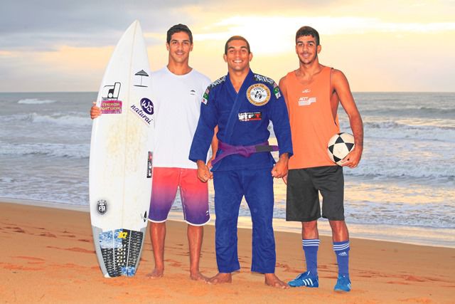 Família. Rodrigo, é o 'homem' do surf. Pedro manda ver no jiu jitsu e Wilson, joga futebol. Os três são destaque nos esportes que praticam. Foto: Edson Reis