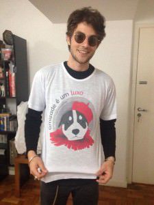 Faça como o ator Chay Suede que aderiu a causa e vestiu a camisa da ong. Foto: Divulgação