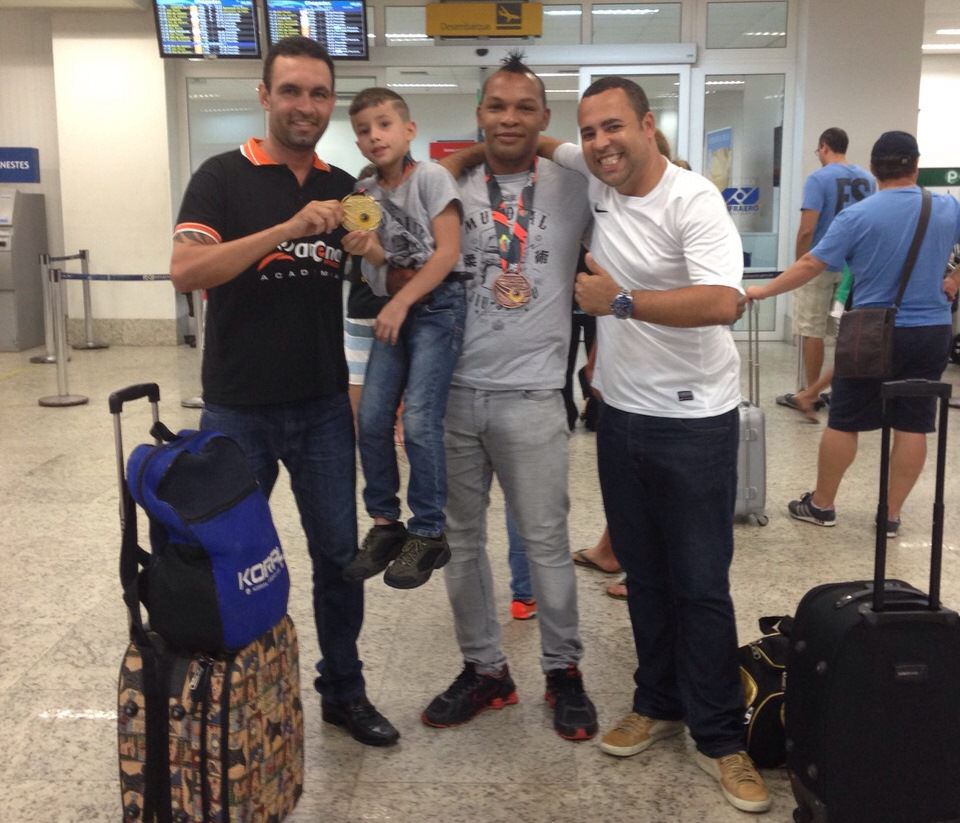 Delair Rossi dono da academia Arena Fitness, Pedrinho, Mestre Modenese e Renato Ribeiro, na chegada dos campeões. Foto: Divulgação