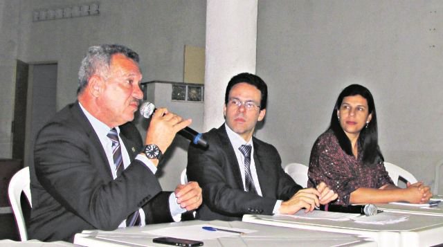 Os deputados Gilson Lopes, Rafael Favatto e a secretária de Meio Ambiente da Serra, Andreia Carvalho, durante a audiência da CPI do Pó Preto, em Nova Almeida. Foto: Bruno Lyra