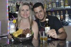 O casal Karoline Romario mostra as especialidades da casa: carne de sol com aipim, o drink pinacolada e a cerveja gelada. Foto: Ana Paula Bonelli