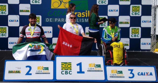 Felipe sobe ao pódio para receber a medalha de prata com muito orgulho. Foto: Divulgação