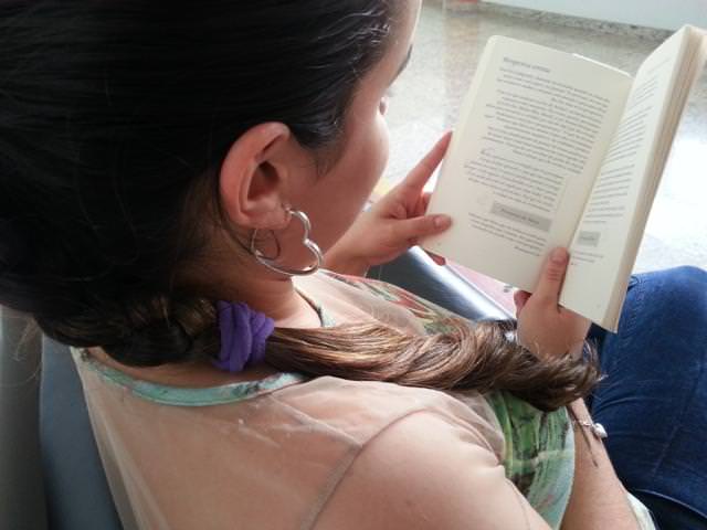 Ficar muito tempo lendo poe prejudicar a visão. Foto: Divulgação