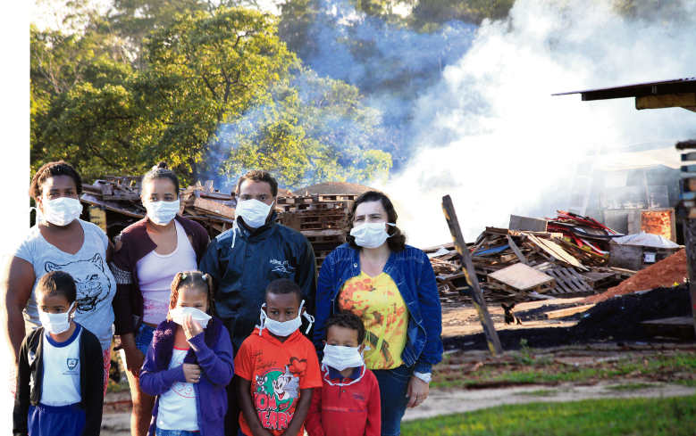 Aroaba e Muribeca: Comunidades apontam problemas respiratórios. Na imagem, montagem com moradores e carvoaria que atua na região rural da Serra. Foto: Edson Reis / Fotomontagem: Joatan Alves