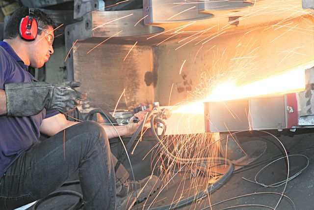 Operário em atividade: o município lidera o ranking de metalmecânica com cerca de 1/4 das empresas instaladas. Foto: Edson Reis