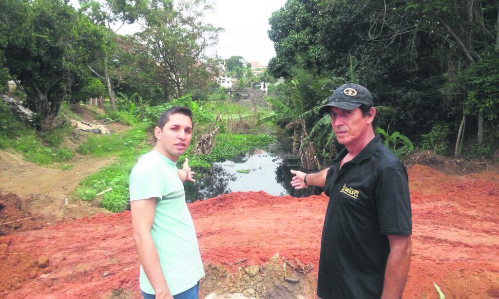 Moradores de Eldorado, Diego e Eduardo Cano reclamam de córrego poluído apesar de cobrança de taxa de esgoto na conta de água. Foto: Renato Ribeiro