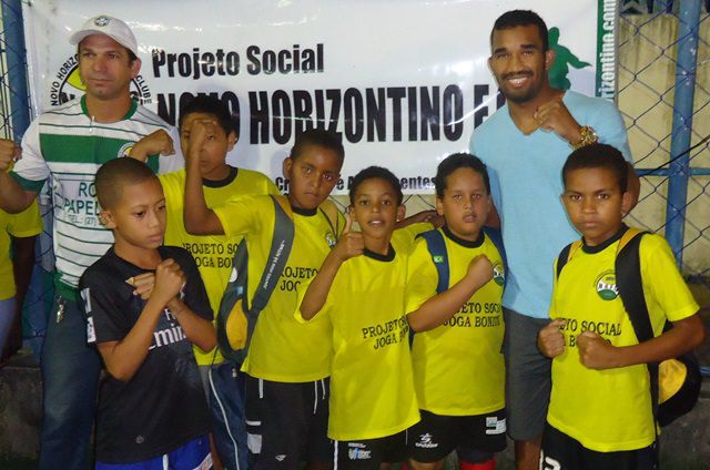 O lutador animou a criançada do projeto. Foto: Divulgação