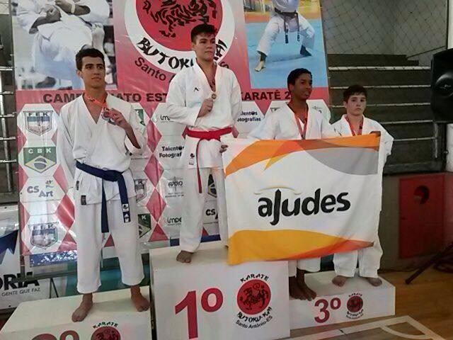 O título conquistado no pódio e pelo kumite. Foto: Divulgação