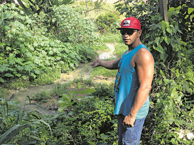 Fedor e mosquito. José Carlos, que mora próximo do vazamento, garante que em dias de sol forte precisa sair de casa com toda sua família. Foto: Renato Ribeiro