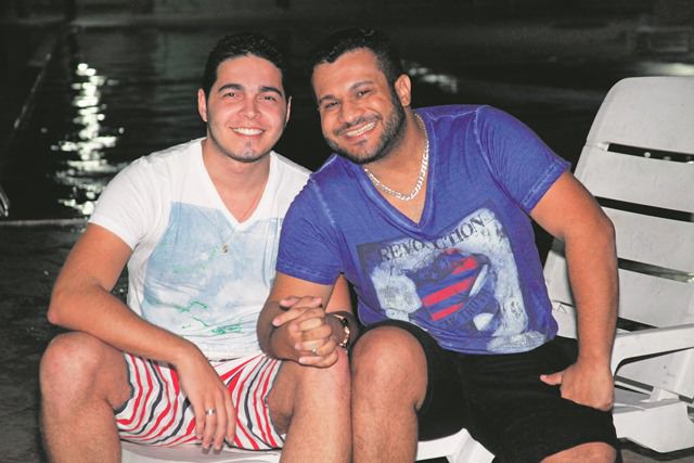 Filype Meneses e Romeu Correia: parceria na hora de pagar as contas de casa e de fazer as tarefas domésticas, como limpeza e comidas. Foto: Edosn Reis