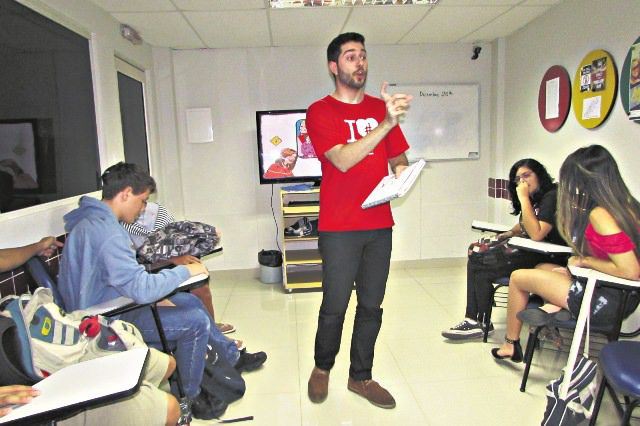 Professor e alunos durante aulas na escola de inglês em Laranjeiras. Foto: Fábio Barcelos