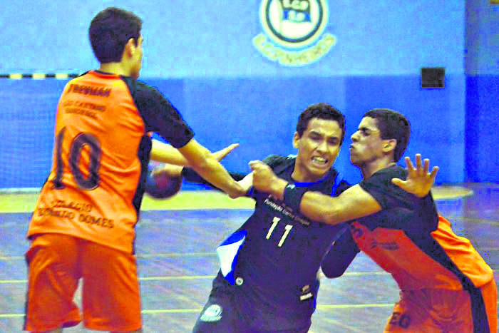 O serrano Gustavo entre dois marcadores durante partida do Pìnheiros. Foto: Divulgação