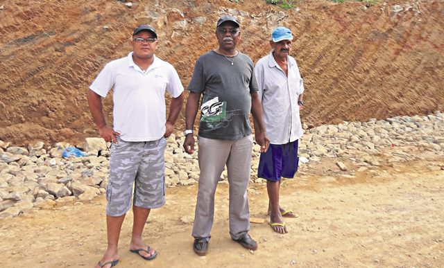 Manoel, Carlos e Luiz apontam risco de acidente e alagamento. Foto: Joatan Alves