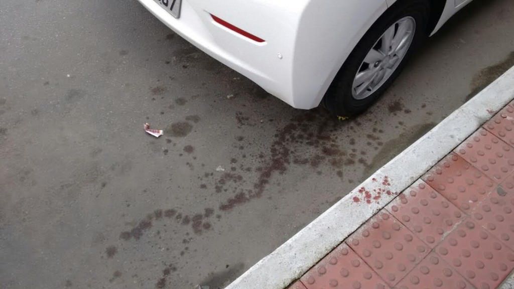 Durante a fuga, o criminoso teria se machucado, deixando um rastro de sangue na rua. Foto: Karla Alvarenga