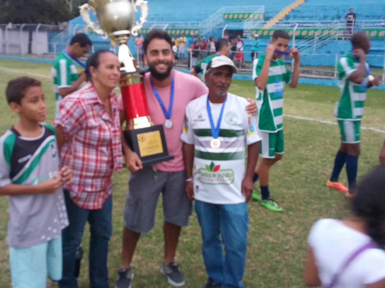 O troféu foi levantado com orgulho pelos dirigentes do 11 de Janeiro. Foto: Divulgação