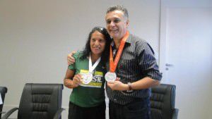 Prefeito Audifax Barcelos homenageando a atleta. Foto: Divulgação