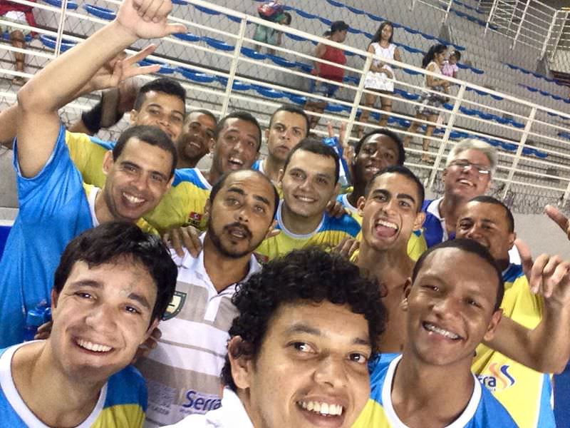 O time do Projeto Bom de Bola comemorando depois da vitória por 4x3 no estadual de futsal. Foto: Divulgação