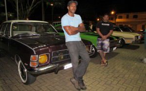 Os colecionadores Chesley Vieira e Marcus Moraes com seus possantes clássicos. Foto: Fábio Barcelos
