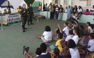 Policiais durante palestra na Apae. Foto: Divulgação