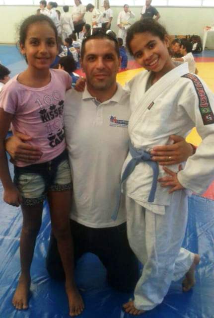 Sem kimono Maria Soares Rosa, com seu mestre Willian Nunes e a campeã Rebeca Barcelos, todos da academia, Interfami/807 Team Kombat. Foto: Divulgação