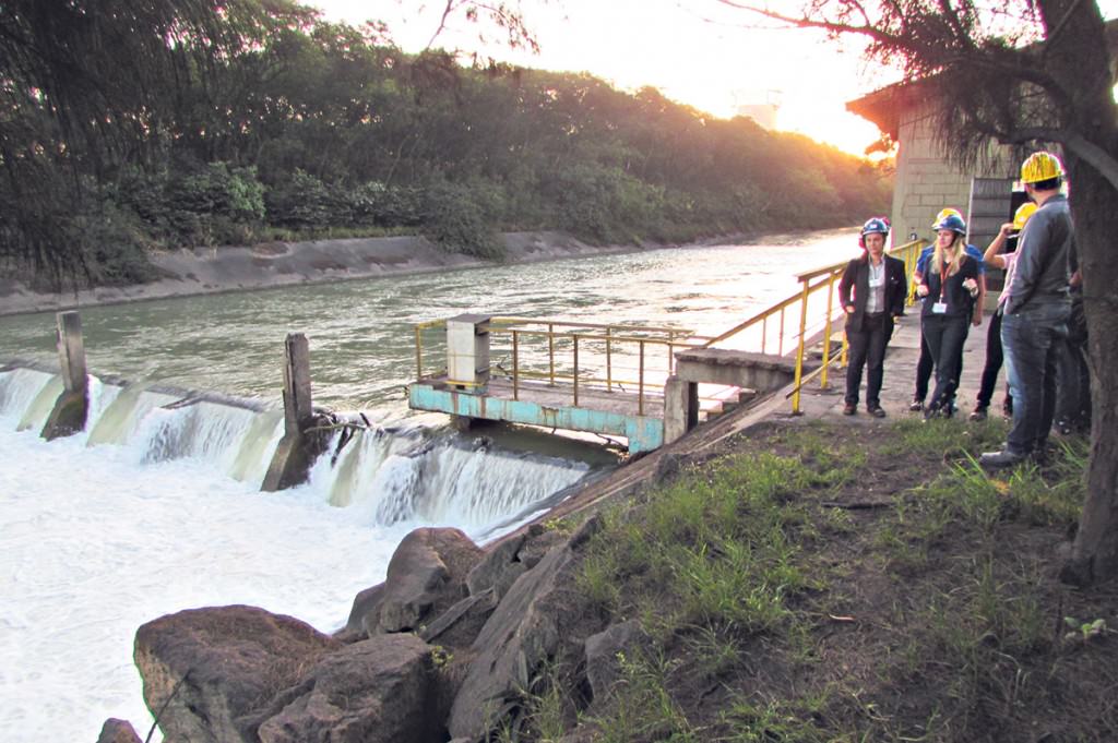 Consumo intensivo. Canal de descarte das águas do mar na planta da Arcelor em Tubarão: 13 mil litros por segundo e cerca de mil litros de água doce