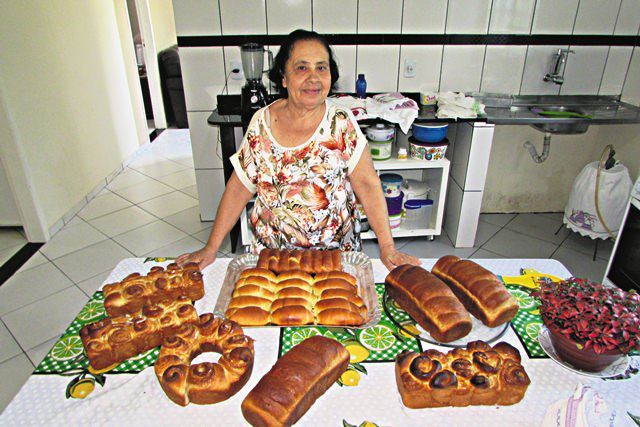 Dona Aurinda produz e vende pães para ajudar famílias carentes de diversos locais. Foto: Divulgação