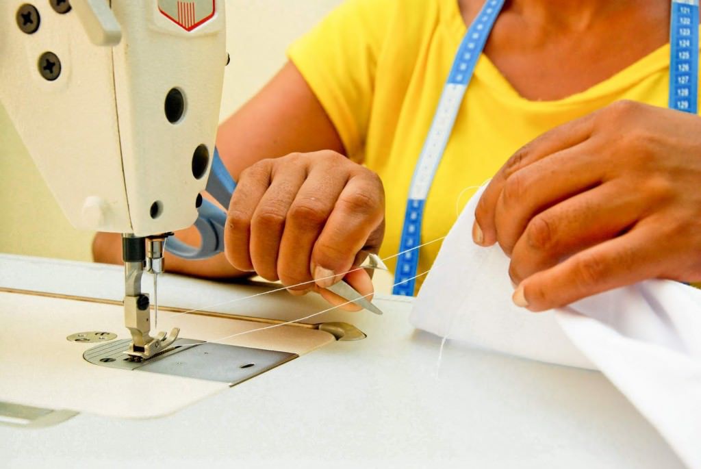 Dentre as vagas disponíveis, 02 são para costureira. Foto: Divulgação