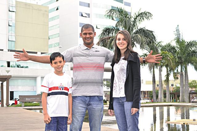 O menino Guilherme quer ser jogador e Raquel, médica: eles seguem o conselho do goleiro Mão, atleta serrano que é o melhor do mundo na posição. Foto: Joatan Alves