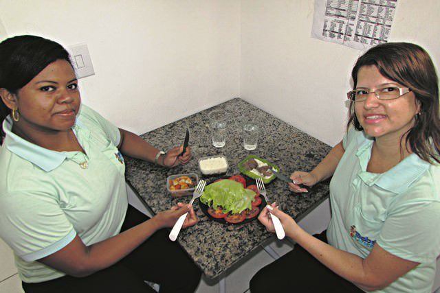 Funcionárias da loja Bebê Lindo, em Laranjeiras, estão gastando menos para se alimentar. Foto: Fábio Barcelos
