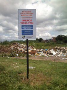 Placa colocada pela prefeitura no local. Foto: Divulgação Leitor TN