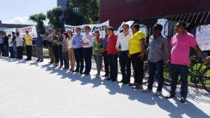 Manifestantes realizaram o abraço simbólico ao Fórum na manhã desta segunda-feira (21). Foto: Divulgação Leitor