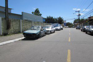 Os carros estão em frente a Unidade Básica de Saúde do bairro. Foto: Fábio Barcelos