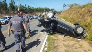 Os bandidos capotaram o carro após perseguição da polícia na rodovia Audifax Barcelos.