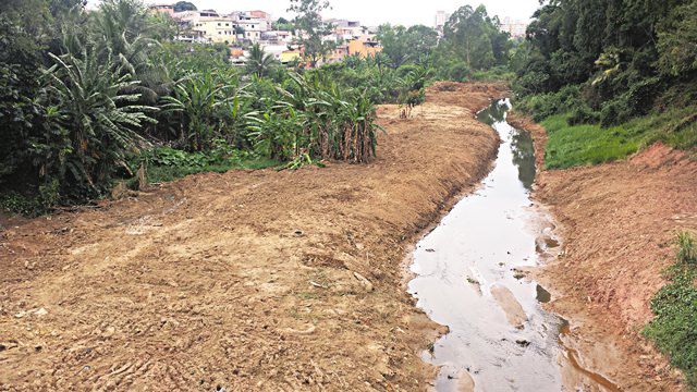 O córrego Laranjeiras forma o rio que deságua entre as praias de Bicanga e Manguinhos e vem sofrendo aumento da degradação. Foto: Bruno Lyra