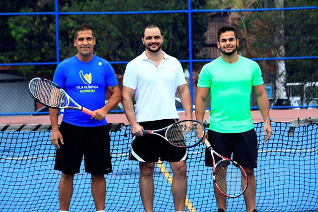 OS TENISTAS e amigos Amury, Rafael e Philipe praticam o esporte nas quadras do Parque da Cidade e da Praça Miguel Ângelo. Foto: Edson Reis