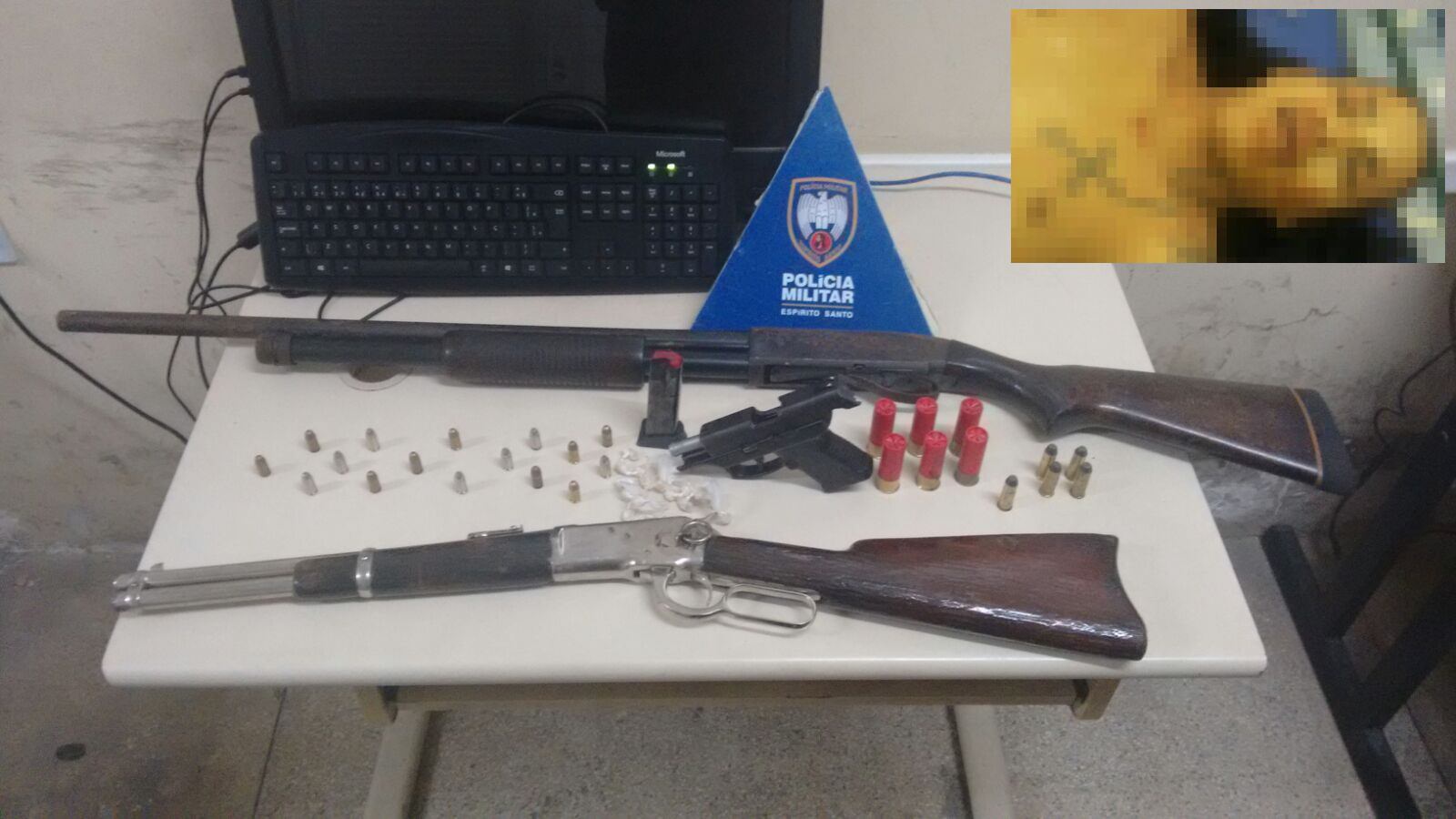 Algumas das armas apreendias, depois de uma troca de tiros onde morreu o bandido Paulo Henrique. Foto: Divulgação