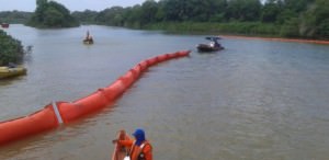 A Samarco colocou barreiras perto da foz em Regência para tentar reduzir estragos nas margens. Foto: Divulgação/Fábio Gama