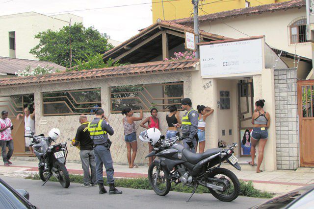 PM'S abordam suspeitas numa rua em Laranjeiras, principal centro comercial da Serra. Foto: Fábio Barcelos