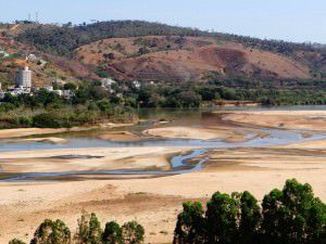 O Rio Doce, que já vem sofrendo com a seca, agora recebe uma carga de rejeitos industriais da Samarco.