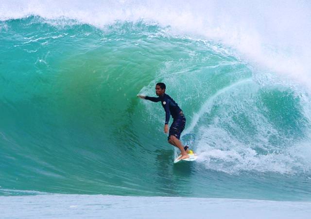 Rodrigo Cardoso pegando ondas pelo litoral do Espírito Santo. Foto: Divulgação / Celso Pereira
