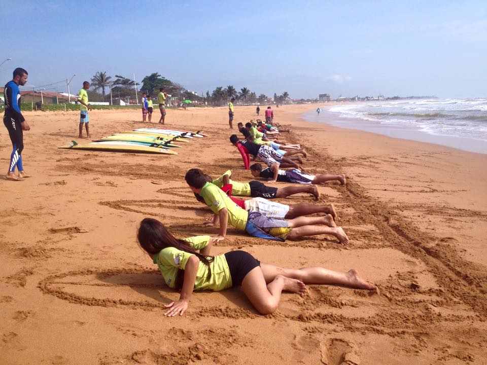 Aula acontecendo na praia da Jacaraípe. Foto: Divulgação