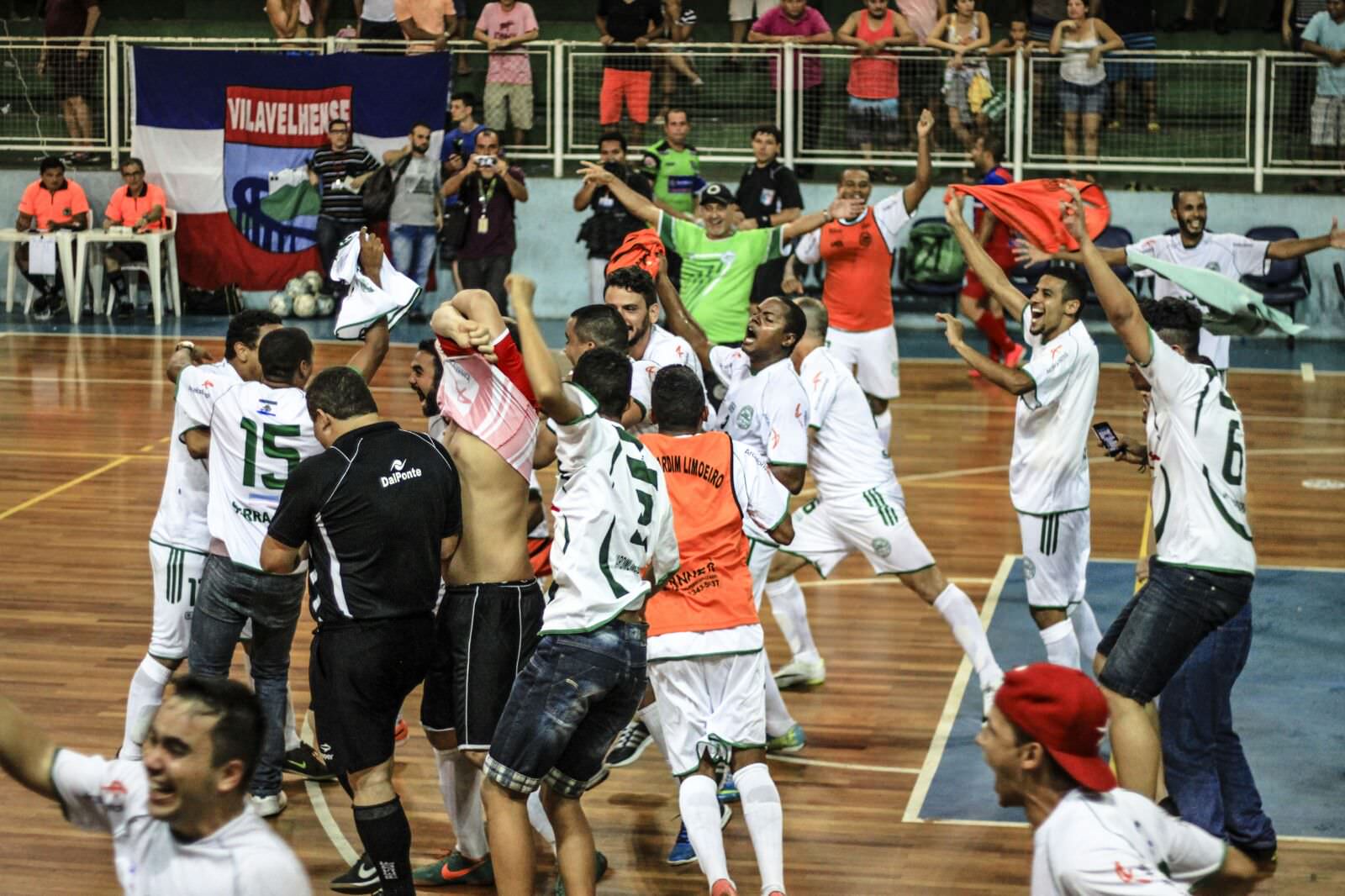 Os jogadores comemoram o título estadual de 2015. Foto: Arthur Saue