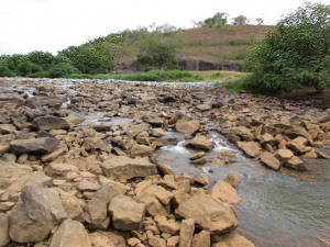 Durante quase todo ano o rio Santa Maria ficou desse jeito no ponto de captação na zona rural da Serra. Foto: Bruno Lyra 26/02/15