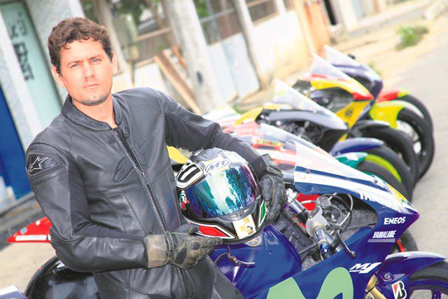 O Piloto possui títulos estaduais e nacionais e também ataca de mecânico de motos. Foto: Edson Reis